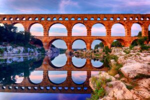 pont du gars se réverbérant sur l'eau