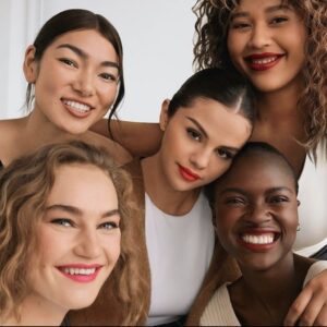 Visuel Rare Beauty montrant la diversité des peaux et l’inclusivité dans nos campagnes